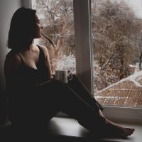 完美竞技平台 一位三十岁上下的男性编辑坐在书房里对着双屏电脑整理对战平台机制资料，桌面上摊着写满标注的笔记本，暖色台灯照亮键盘